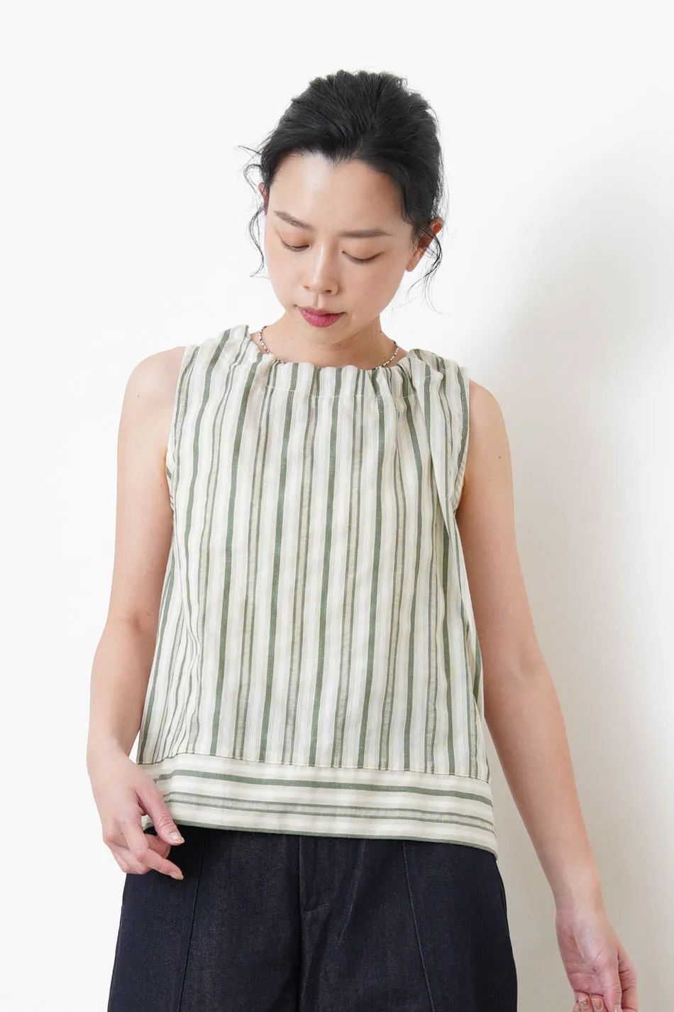 Bean red linen vest w/ gather collar
