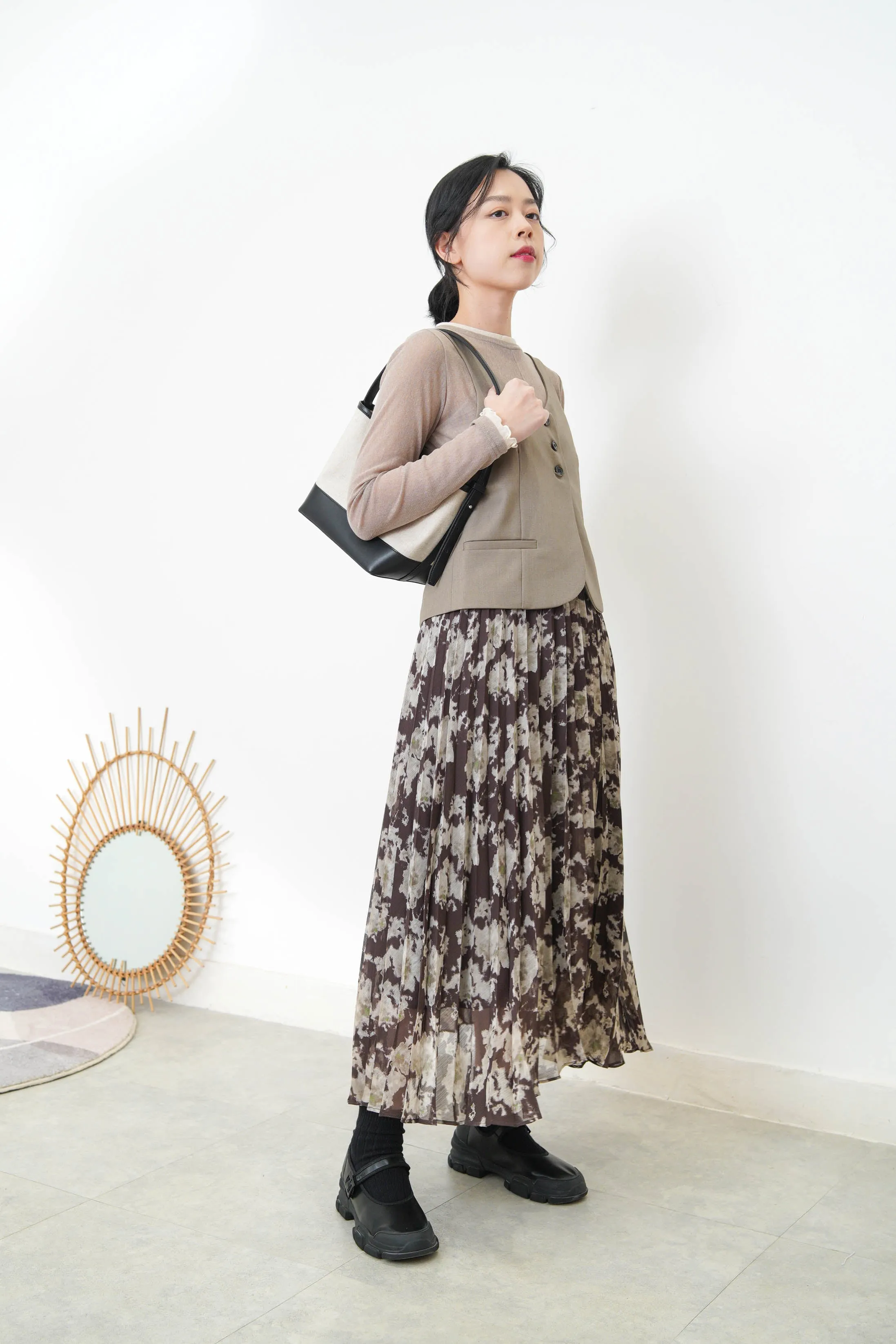 Beige button vest in round hem