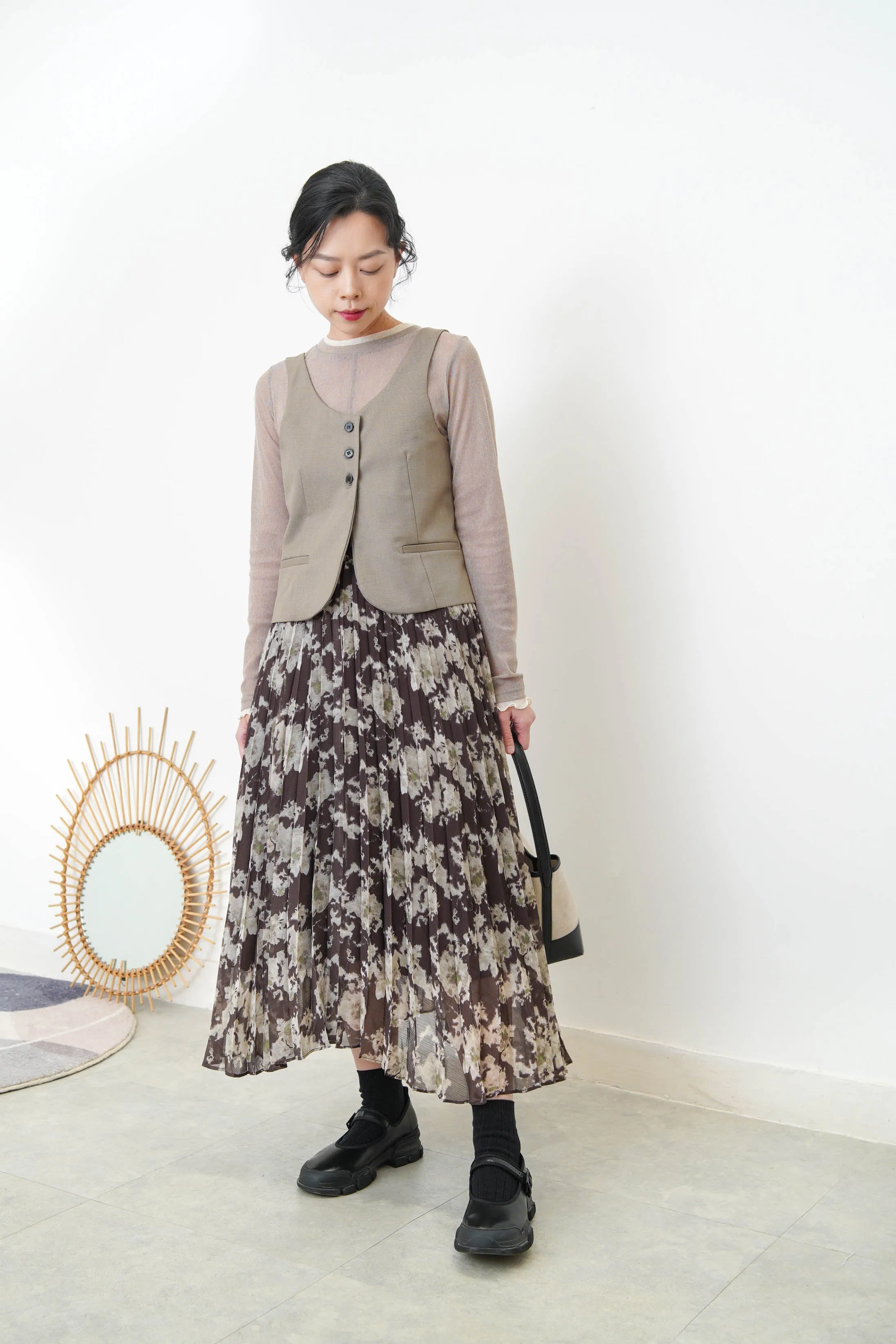 Beige button vest in round hem