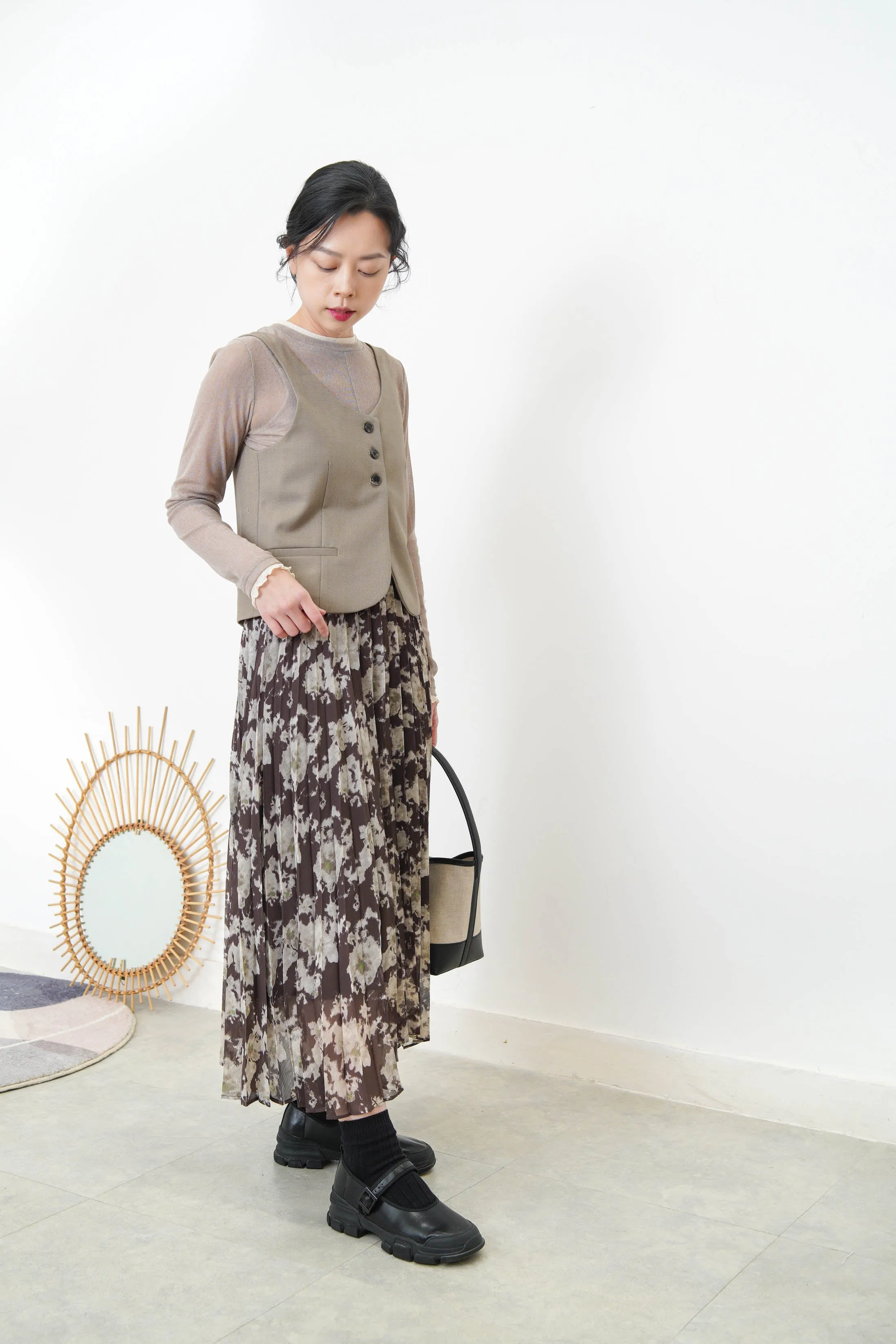 Beige button vest in round hem