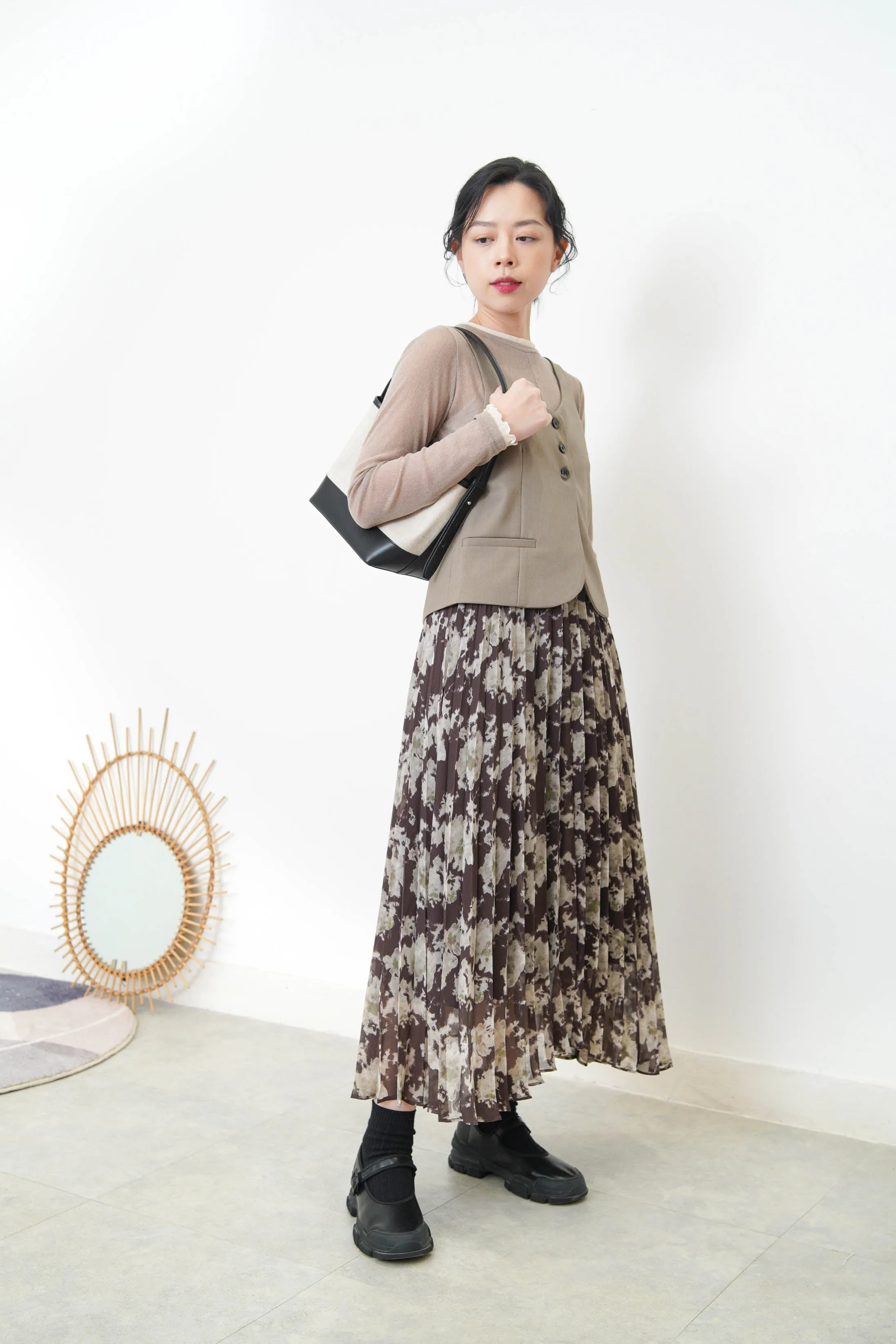 Beige button vest in round hem