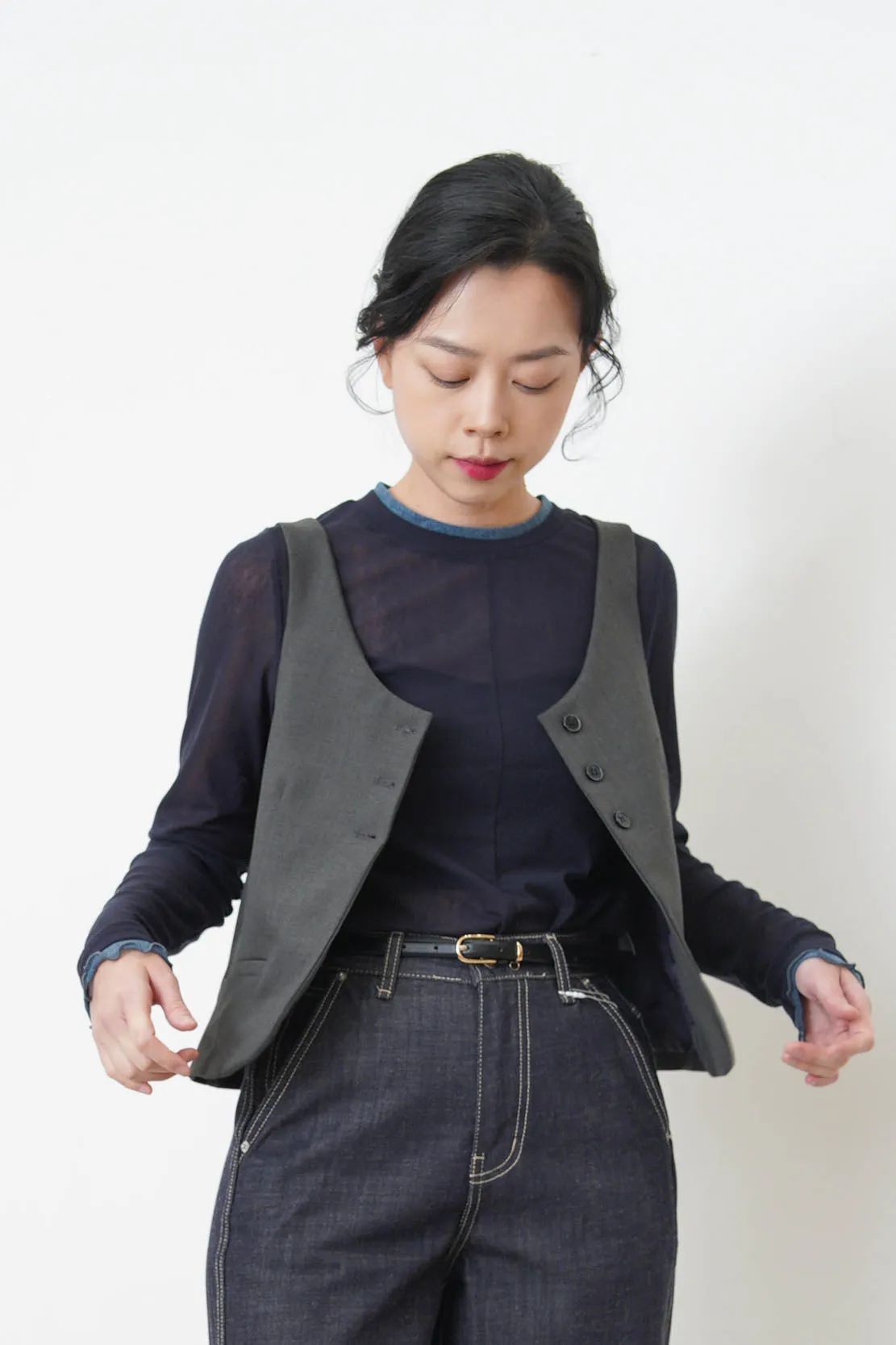 Beige button vest in round hem