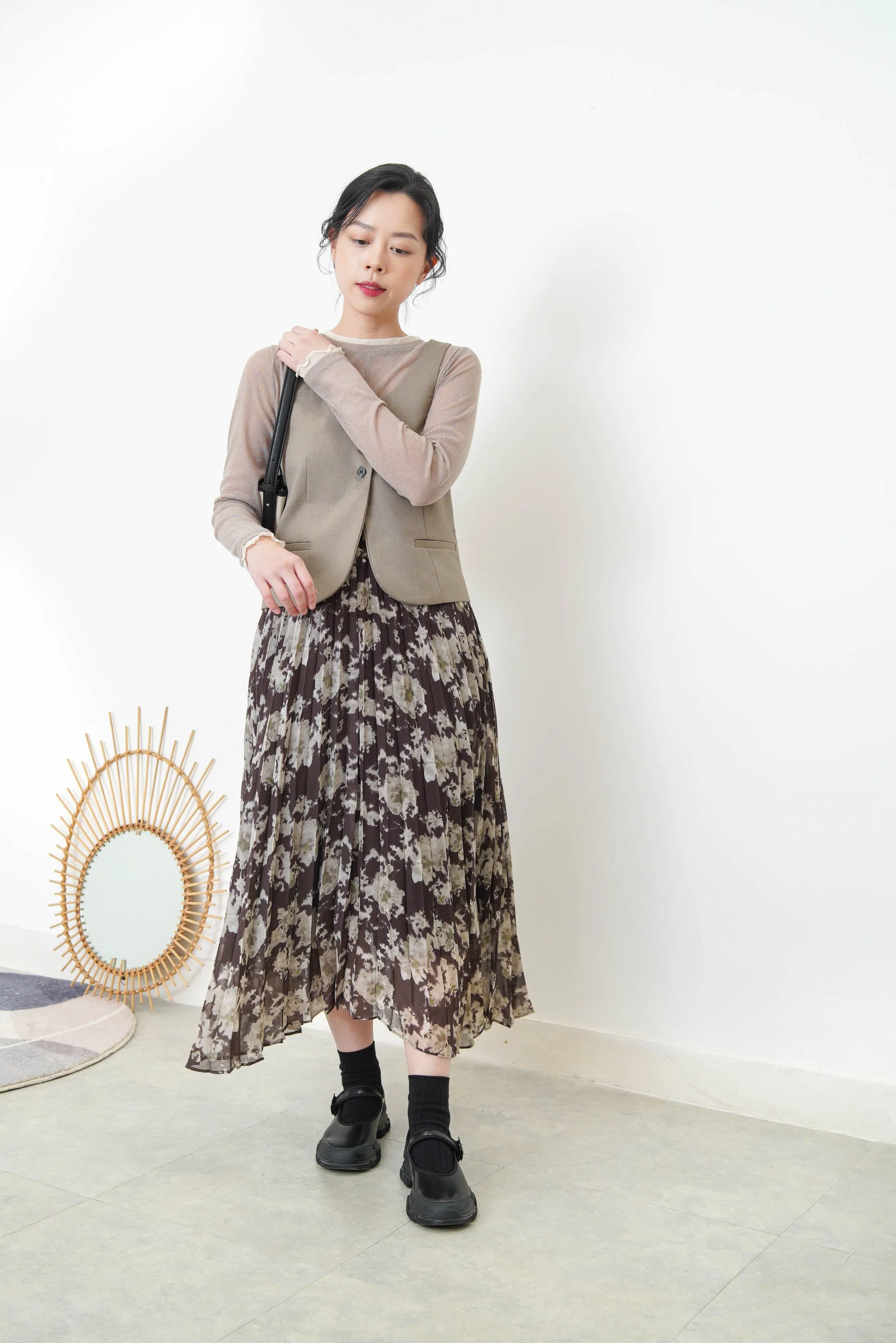 Beige button vest in round hem