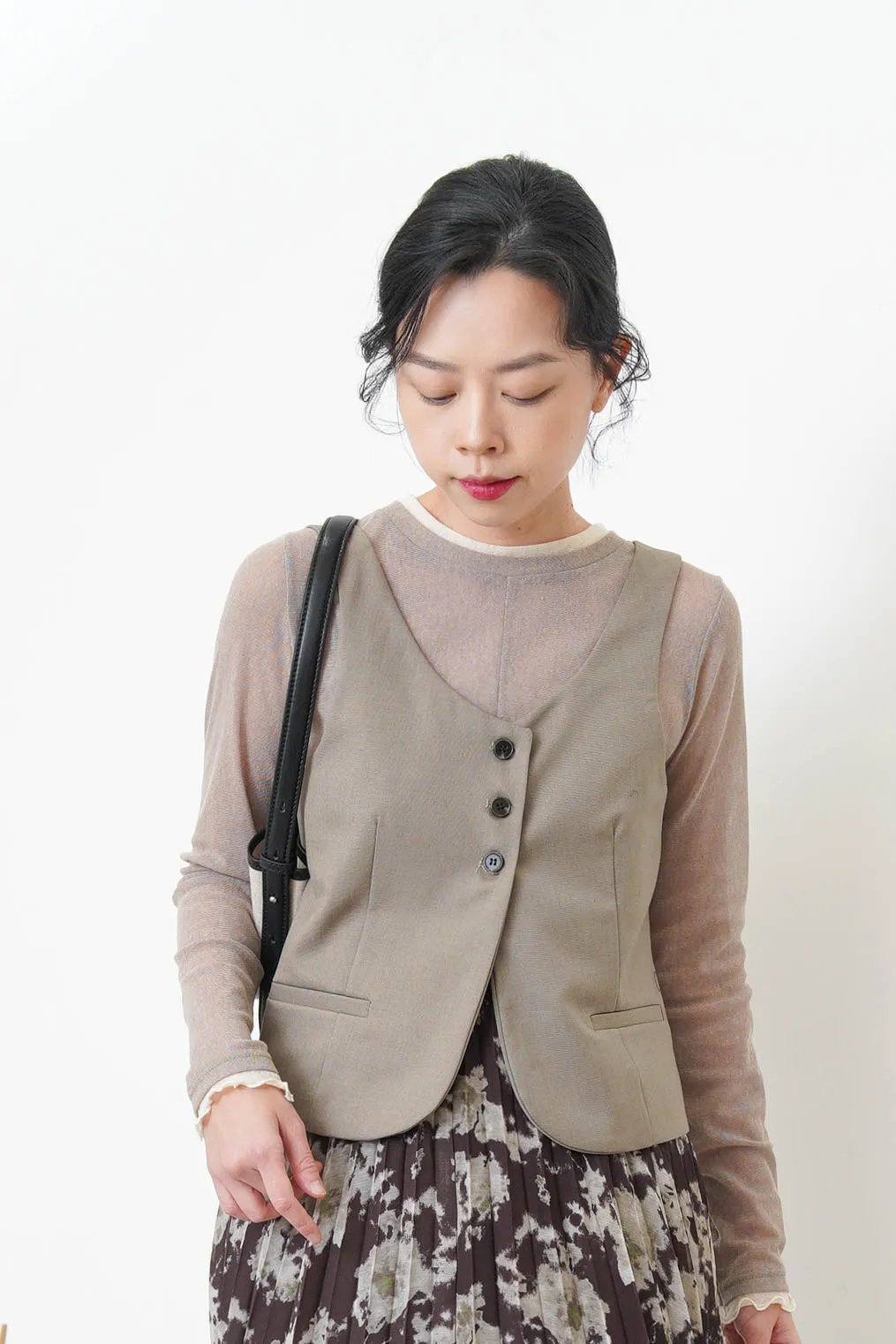Beige button vest in round hem